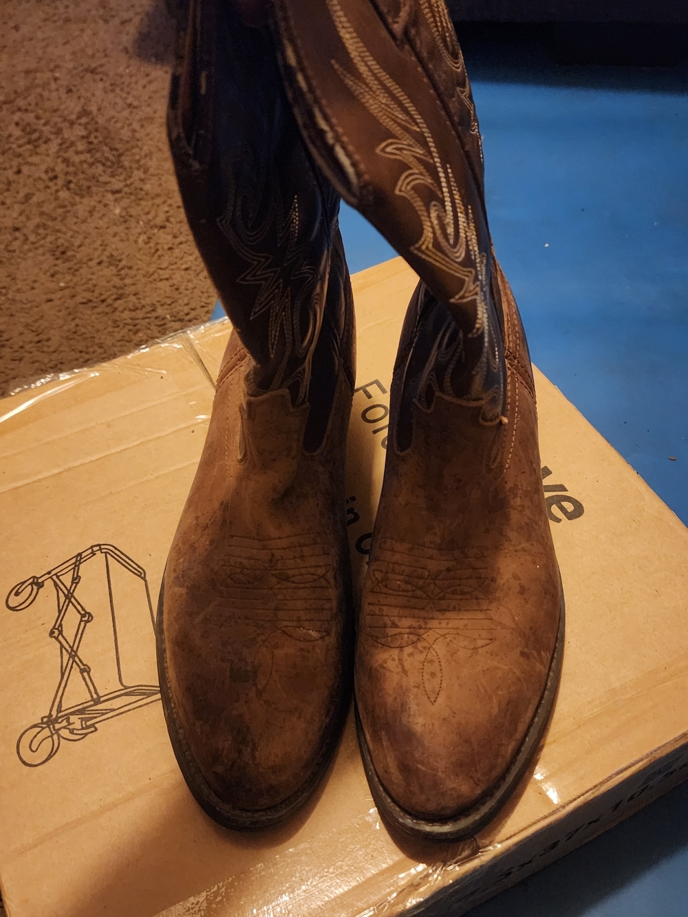 Laredo Tan & Dark Brown Western Cowboy Boots size  9D Good condition knee wiping
